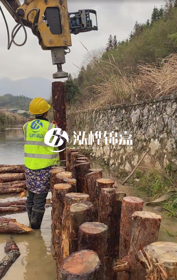 昆明市挖機打木樁專業(yè)施工-打松木樁3米的價格是多少？