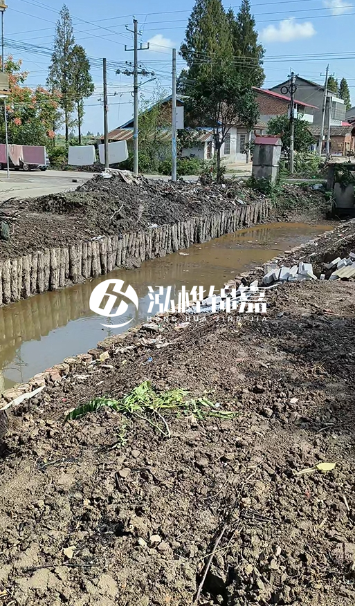 打樁木樁為什么要一根根挨著打？100米河堤需要打多少根木樁？