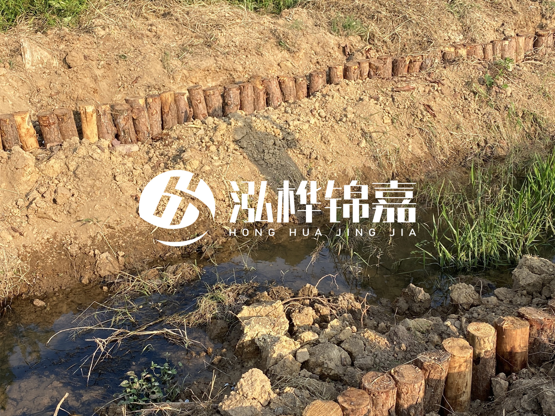 防汛木樁價格中的施工費如何計算？水下打樁和陸地打樁費用差異？