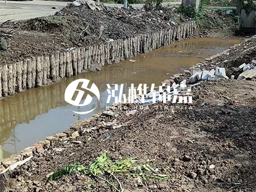 農(nóng)村最便宜的護(hù)坡做法-松木樁護(hù)坡靠譜嗎？