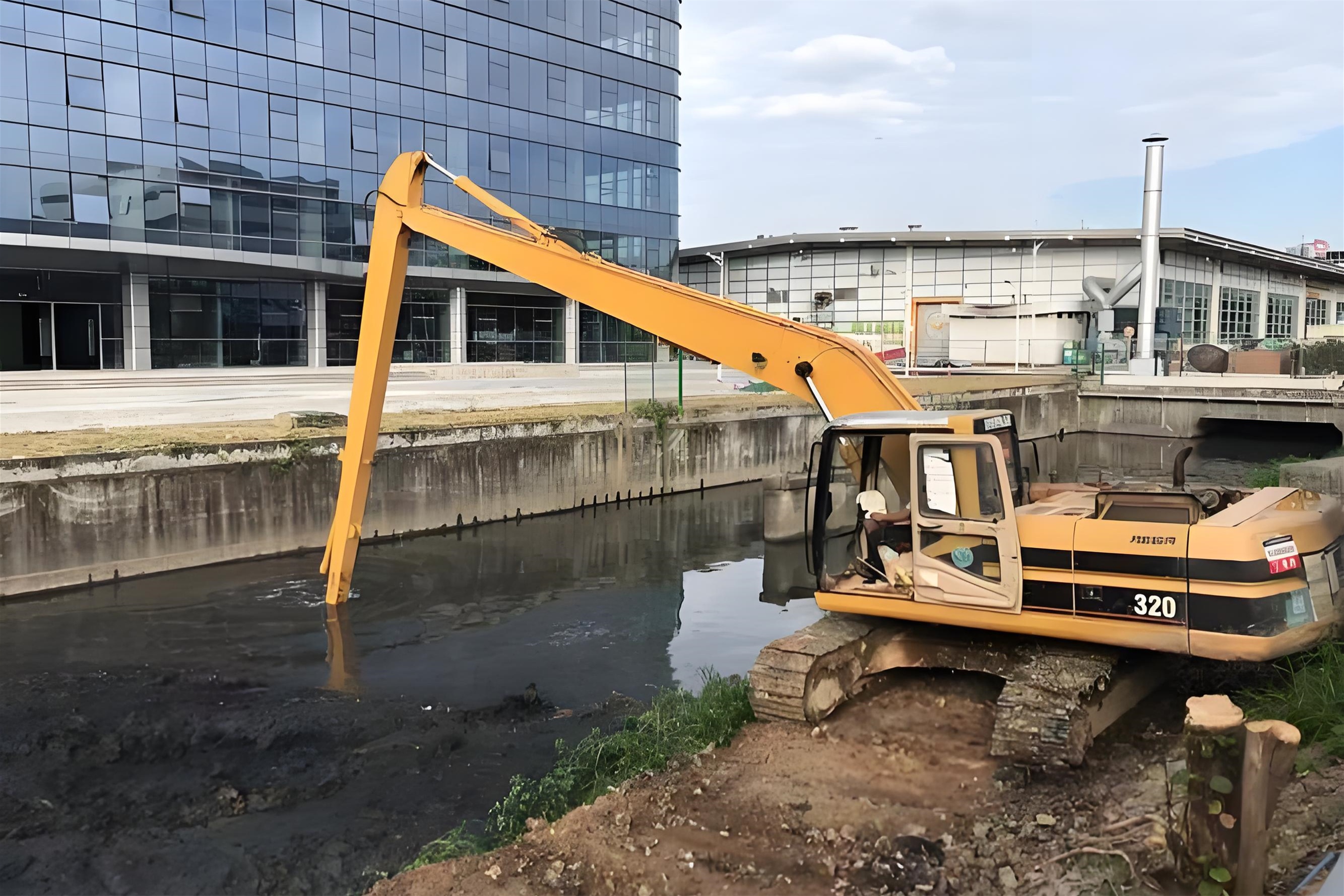 貴州銅仁挖機(jī)清淤施工隊 - 魚塘清淤的費(fèi)用大概需要多少？