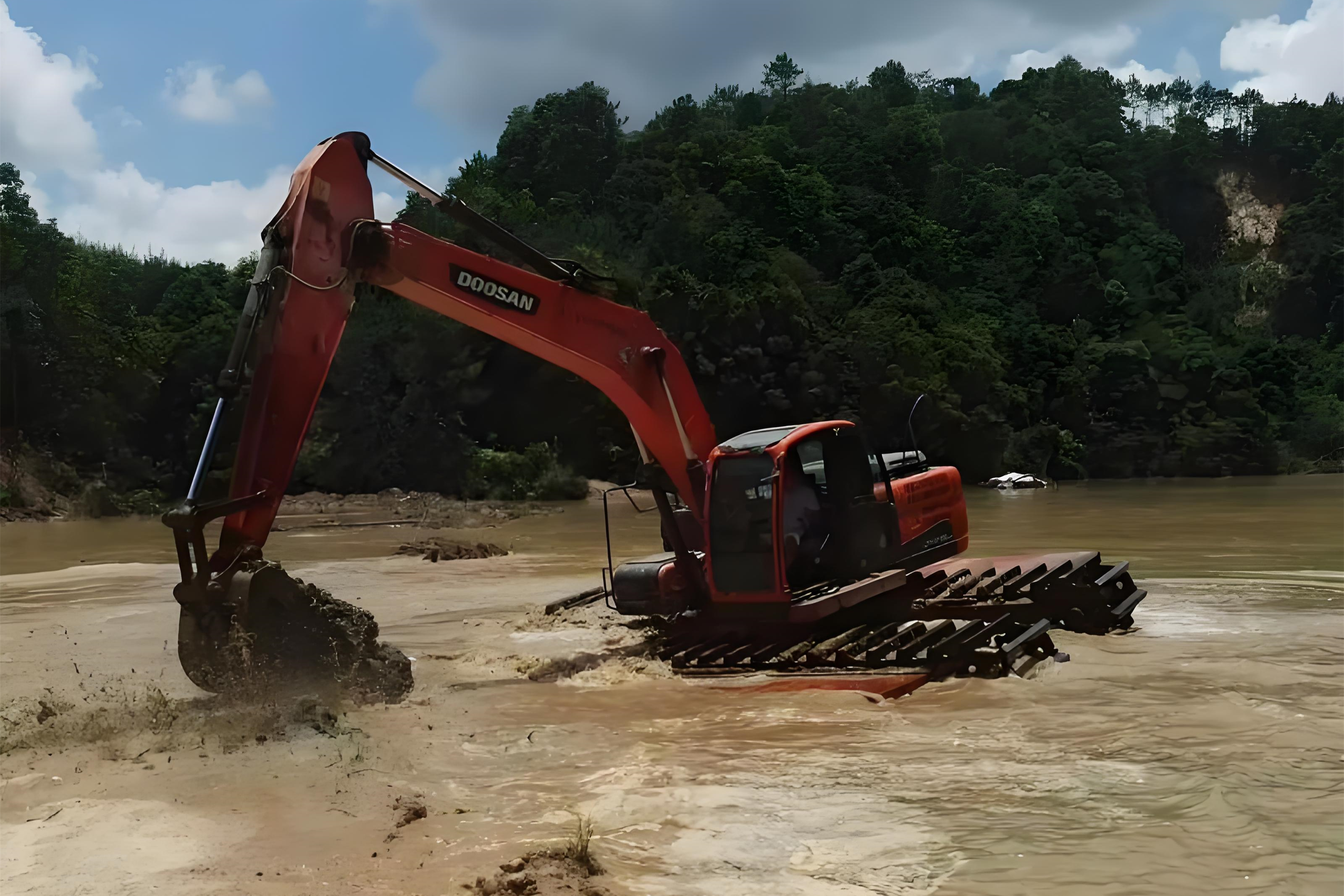 湖南長沙挖機清淤施工隊-小河道清淤的費用大概是多少錢一米？