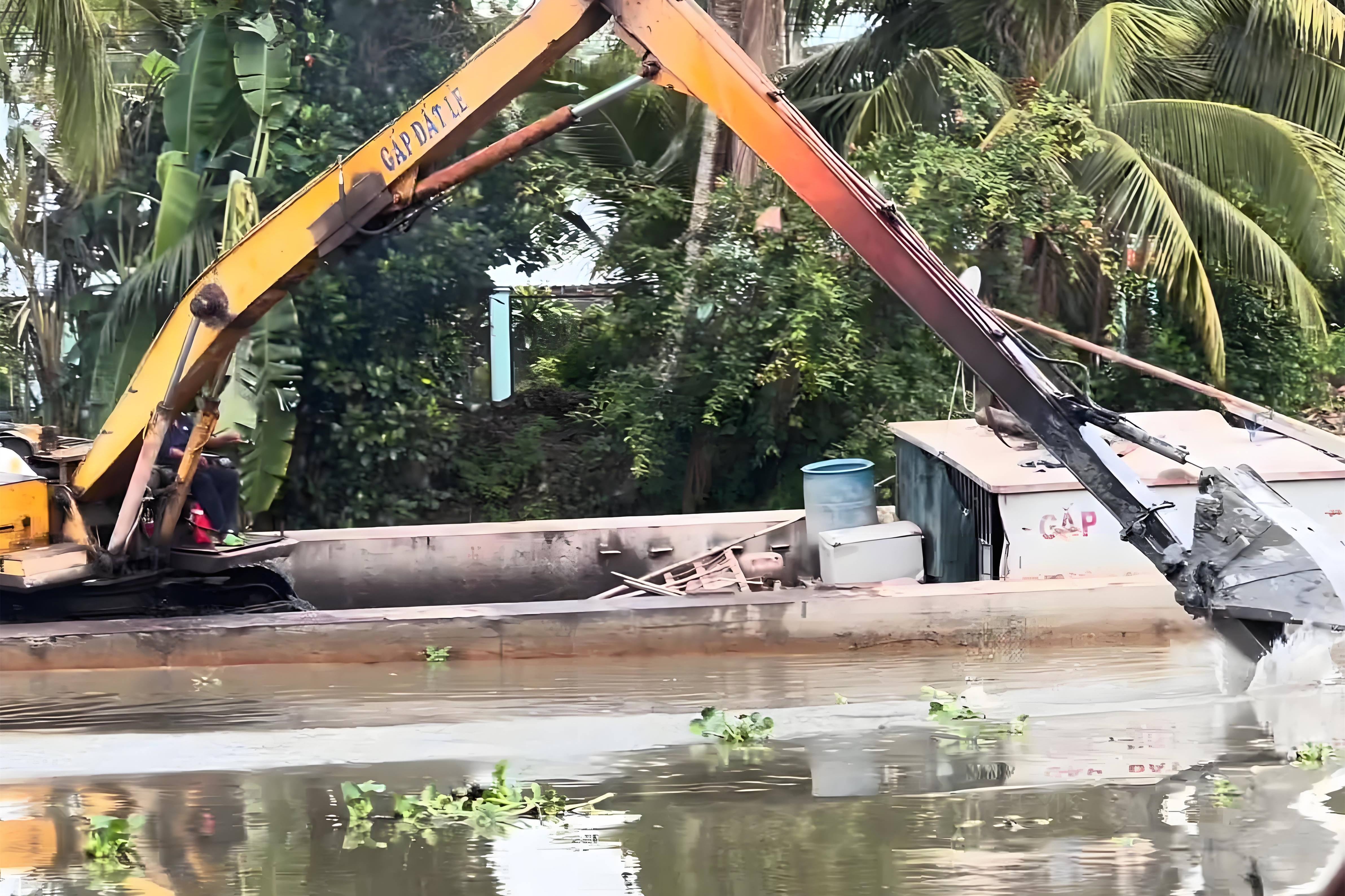重慶黔江水上挖機清淤隊 - 挖機清淤的施工范圍受哪些因素限制？?