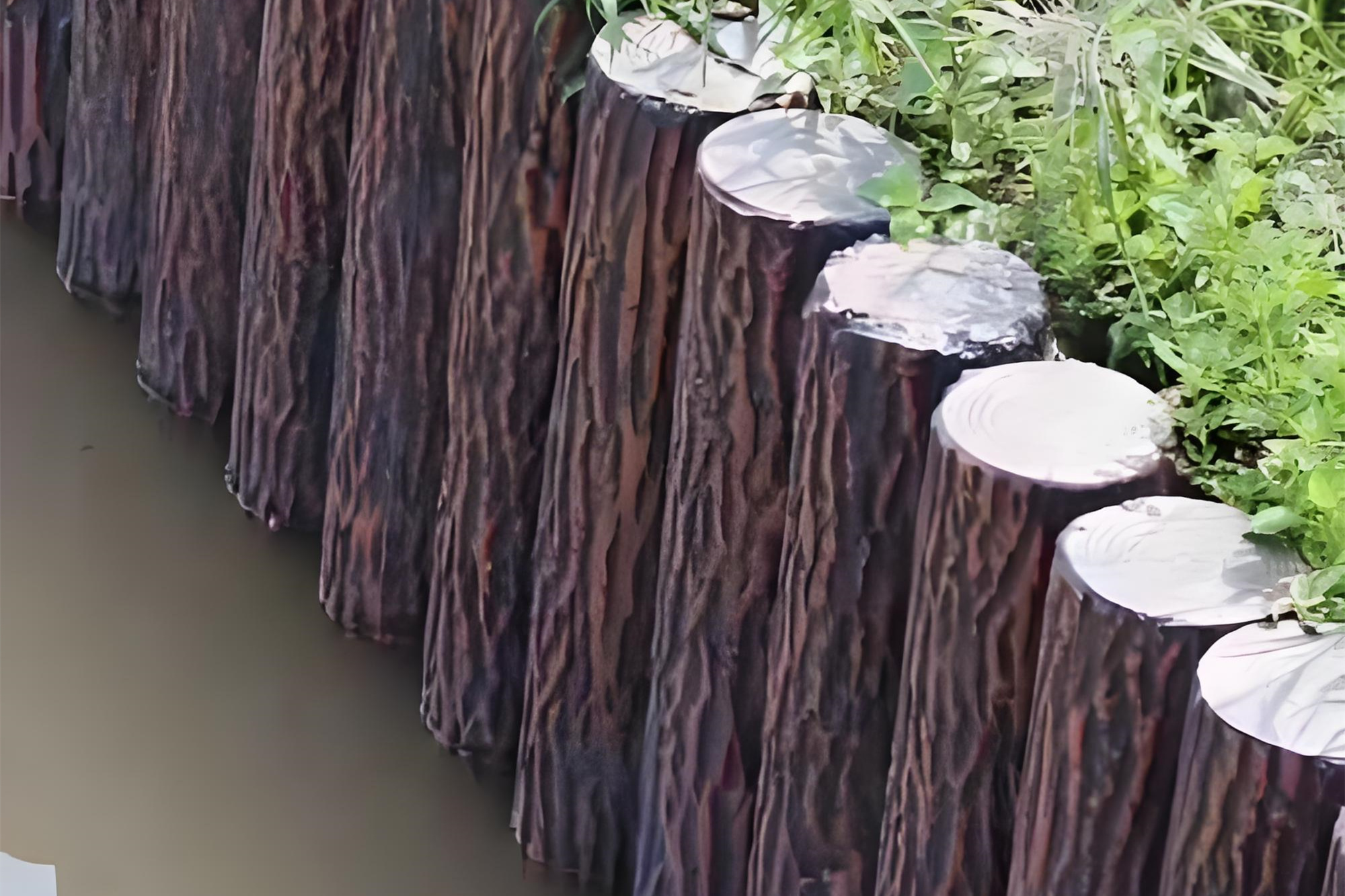 水泥樁批發(fā)廠家泓樺錦嘉-水泥仿木樁的顏色會褪色嗎？