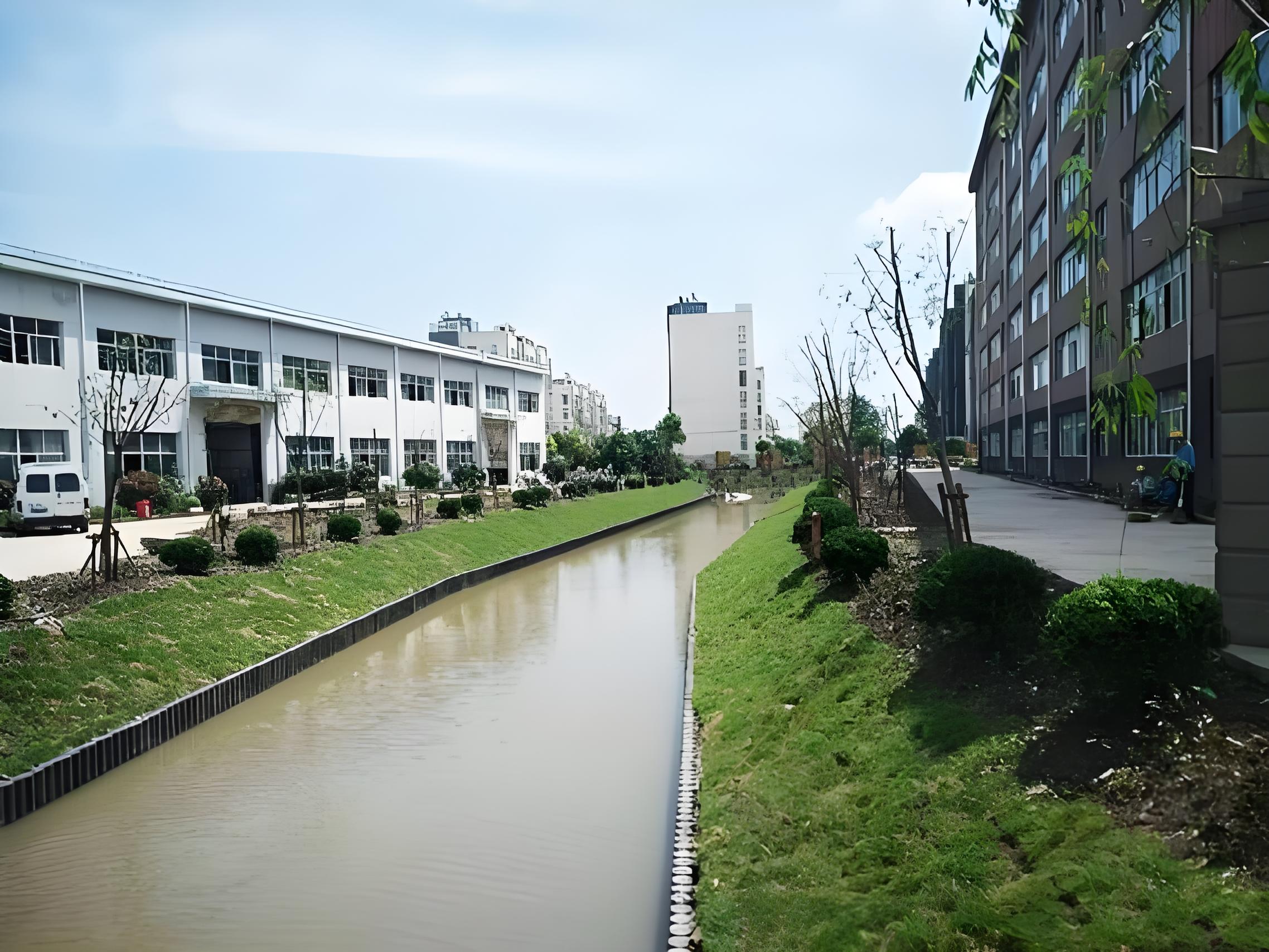 水泥仿木樁廠家泓樺錦嘉 - 河道仿木樁的規(guī)格怎么根據(jù)河道寬度選？