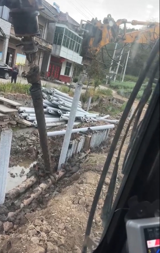 水泥仿木樁廠家泓樺錦嘉-水泥樁打樁是否需要預(yù)鉆孔？