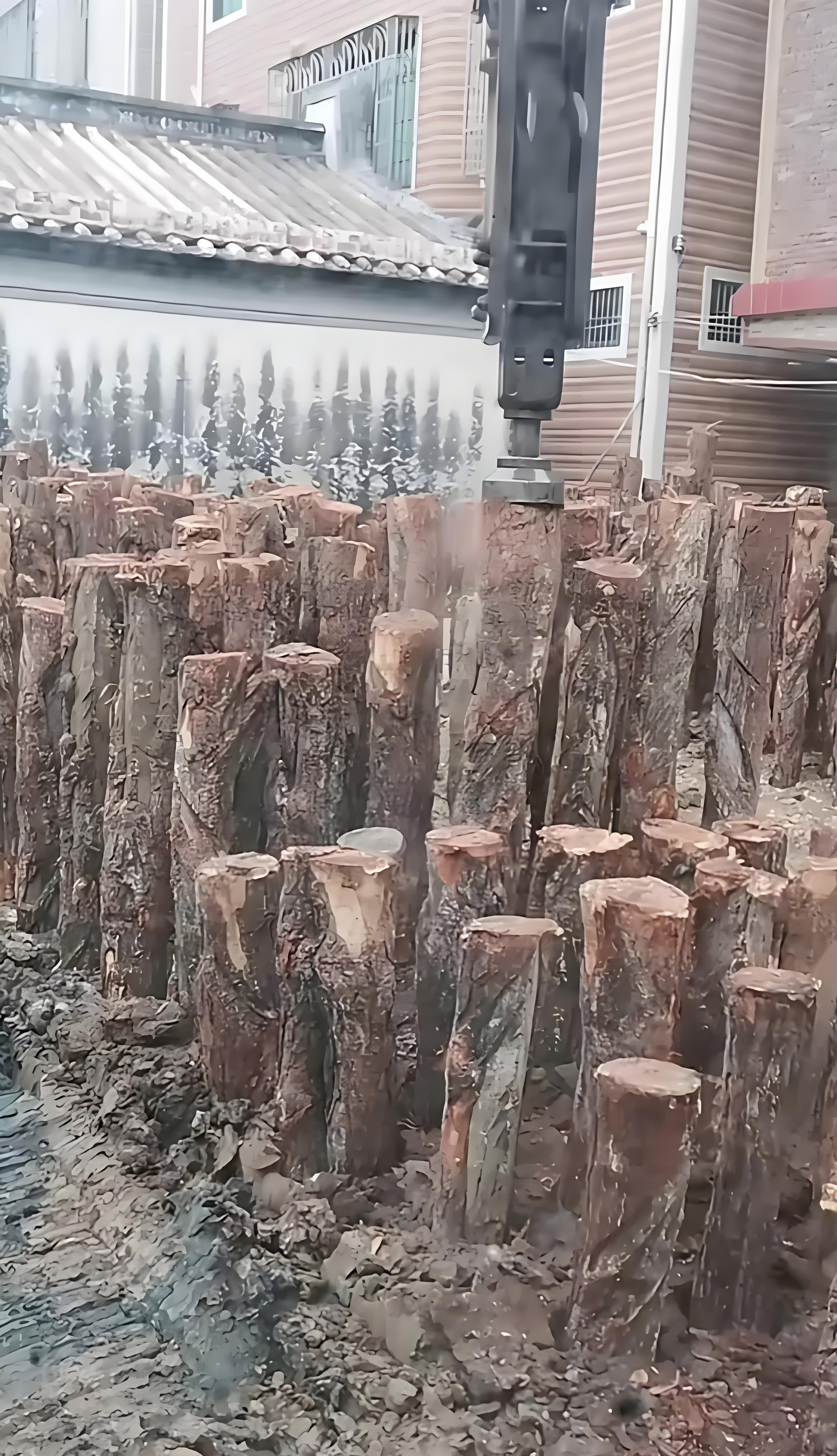 松木樁廠家泓樺錦嘉 - 河道駁岸樁和混凝土駁岸哪個(gè)更劃算？