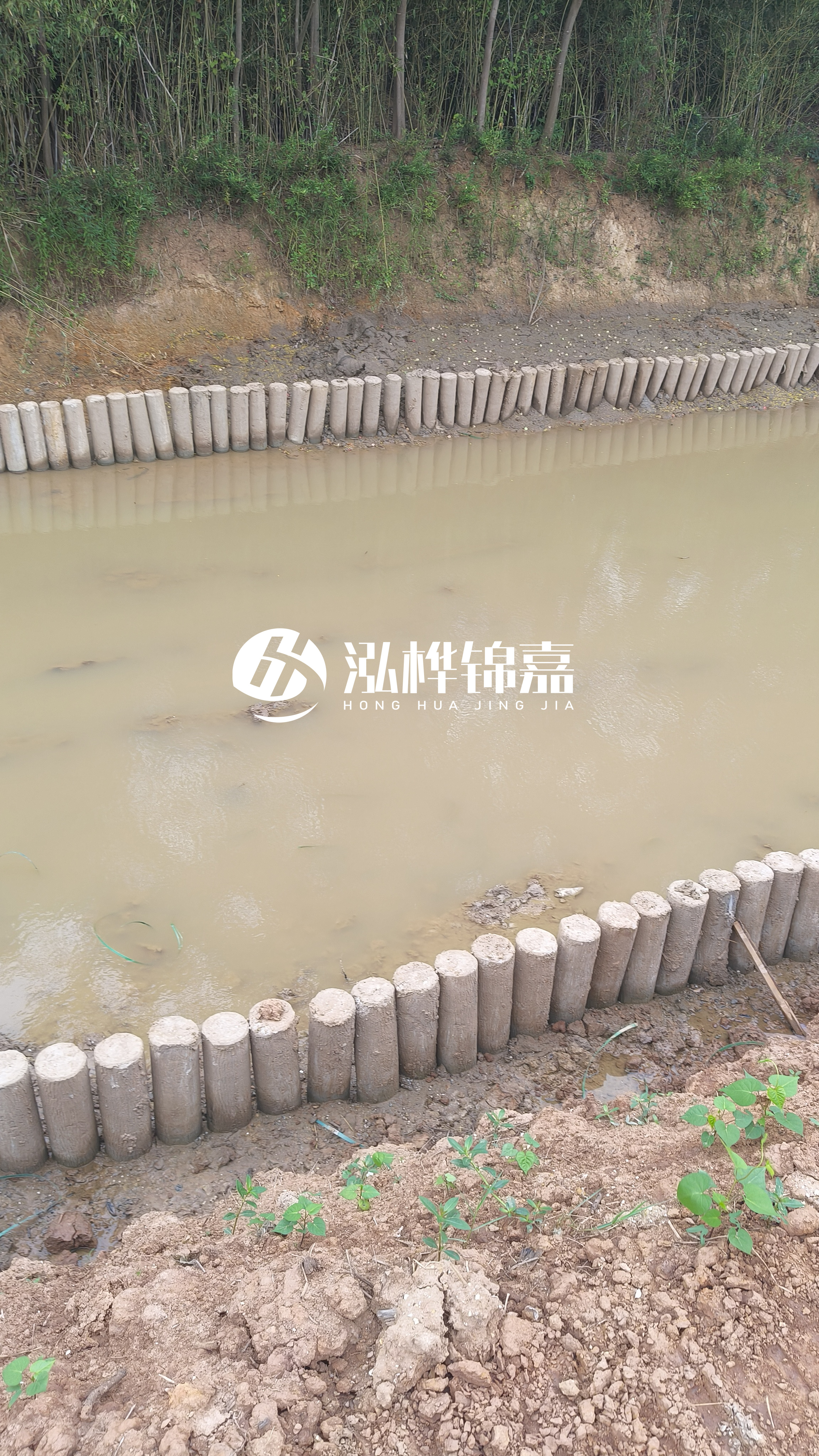 水泥仿木樁施工隊(duì)泓樺錦嘉 - 仿木樁施工的機(jī)械和松木樁施工通用嗎？